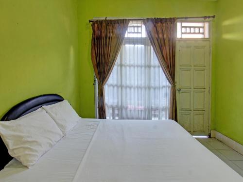 เตียงในห้องที่ OYO 92849 Hotel Dienda Hayu