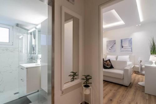 ein Badezimmer mit einer Glasdusche und einer weißen Couch in der Unterkunft Greek Island in Athen