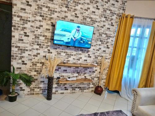 telewizor na ceglanej ścianie z samochodem na nim w obiekcie Shukrey palace w mieście Naivasha