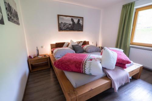 - une chambre avec 2 lits et des oreillers dans l'établissement Ferienwohnung Falltannach, à Sonthofen