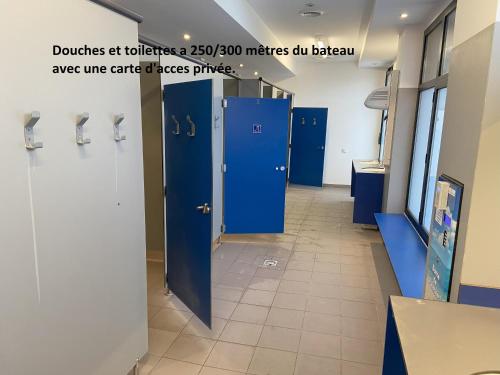une rangée de stalles bleues dans un couloir de l'hôpital dans l'établissement nuit insolite sur un petit voilier, à La Rochelle