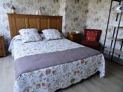 Säng eller sängar i ett rum på CHAMBRES D'HÔTES LASSAY'rénité