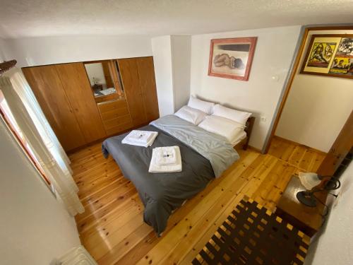ein kleines Schlafzimmer mit einem Bett und einem Tablett darauf in der Unterkunft Pleistos Valley 1 in Arachova