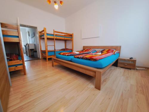 een kamer met een bed en een stapelbed. bij Relax Appartement 10 minutes to downtown in Wenen