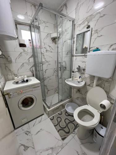 een badkamer met een toilet, een wastafel en een douche bij Vikendica Vrba in Gacko