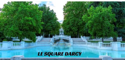 une fontaine dans un parc avec les mots le carré danger dans l'établissement Le Refuge / pied-à-terre pragmatique, à Dijon