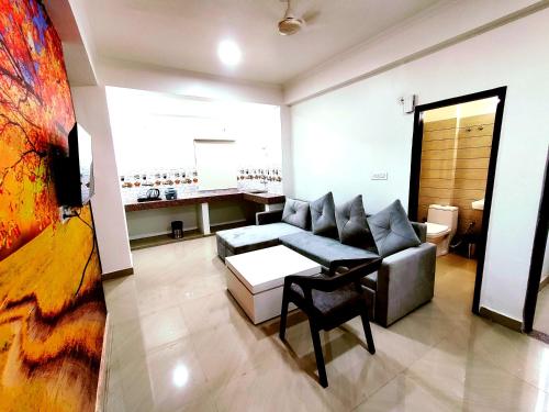 sala de estar con sofá y mesa en The Grand ND Resort- Kanha Tulsi Heights Behind Prem Mandir, en Vrindāvan