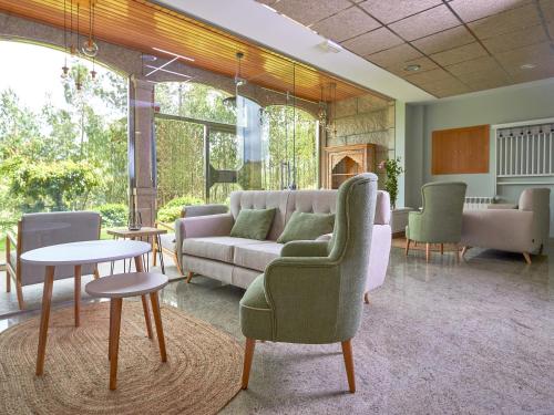 a living room with a couch and chairs and a table at Casa Río Samo in Garabanja