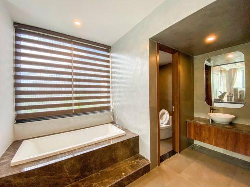 La salle de bains est pourvue d'une baignoire, d'un lavabo et de toilettes. dans l'établissement Song Cat Villa 59NL, à Đà Nẵng