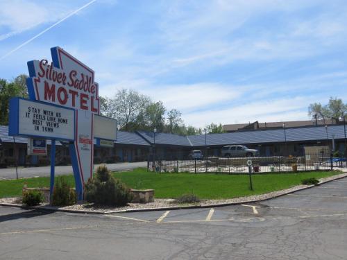 a sign for a motel in a parking lot at Silver Saddle Motel in Manitou Springs