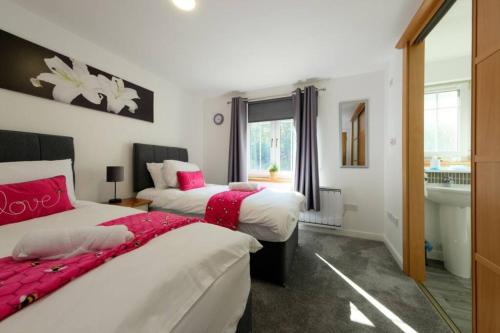 sypialnia z 2 łóżkami i oknem w obiekcie Super Prime East Coast Explorer - Inverkeithing w mieście Inverkeithing