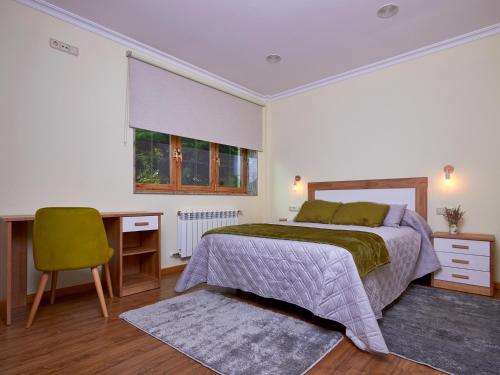 a bedroom with a bed and a desk and a chair at Casa Río Samo in Garabanja