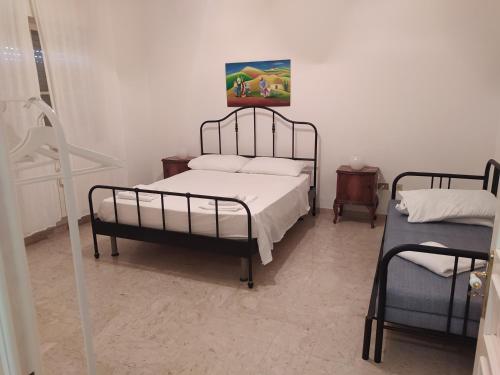 - une chambre avec un lit et une chaise dans l'établissement dimora Stella Maria, à Copertino