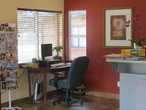 an office with a desk with a computer and a chair at Silver Saddle Motel in Manitou Springs