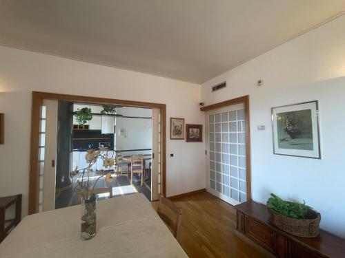 a living room with a table and a dining room at Accomodo MIT37 Trivano Niguarda in Milan