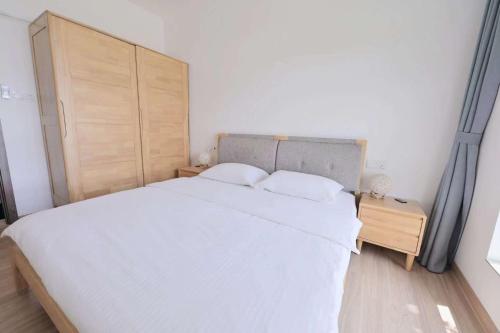 Een bed of bedden in een kamer bij 16 Forest City homestay-free WIFI-森林城市民宿