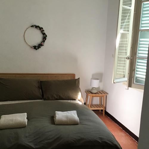 un lit avec deux oreillers dessus dans une chambre dans l'établissement La Demeure du Pont Vieux, à Collobrières