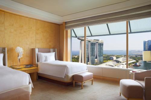 Postel nebo postele na pokoji v ubytování The Ritz-Carlton, Millenia Singapore