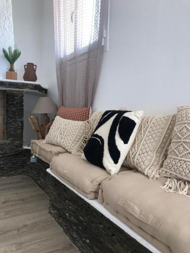 un canapé avec des coussins dessus dans un salon dans l'établissement Villa Stagnale, à Aléria