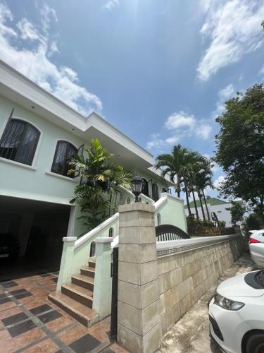 une maison avec un mur et des escaliers. dans l'établissement aresidencia sei putih, à Medan