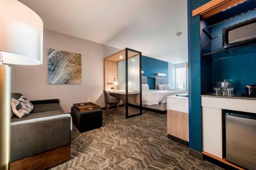 une chambre d'hôtel avec un lit et un salon dans l'établissement SpringHill Suites by Marriott Gallup, à Gallup