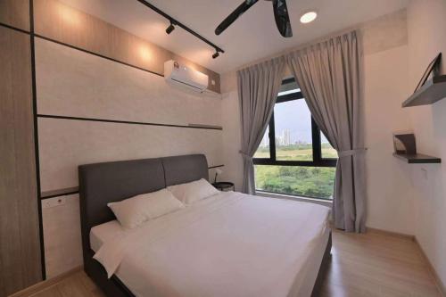 een slaapkamer met een groot bed en een groot raam bij 09 forest city homestay-温馨小筑 in Johor Bahru