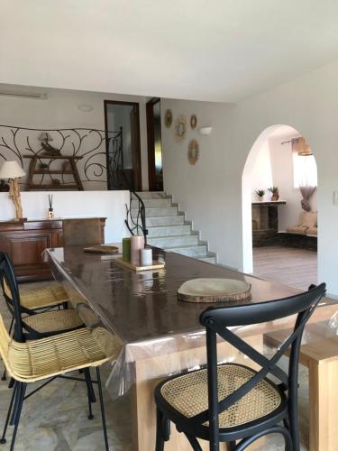 une salle à manger avec une grande table et des chaises dans l'établissement Villa Stagnale, à Aléria