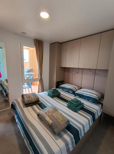 una camera da letto con due letti con asciugamani sopra di Mobile Home Drage a Drage