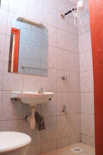 y baño con lavabo y espejo. en JAYBE STAYCATION en Nairobi