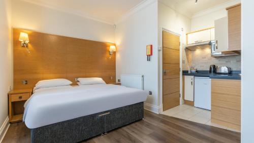 Η κουζίνα ή μικρή κουζίνα στο Teddington Lodge