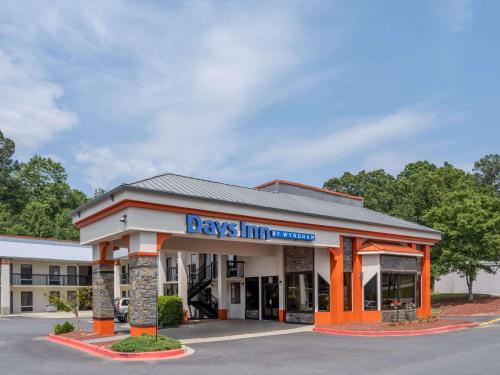 クレムゾンにあるDays Inn by Wyndham Clemsonのア デイズ イン ナイアガラ オン ザ レイク ビルディング