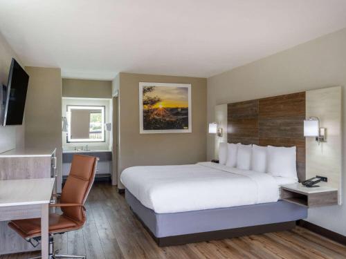 Days Inn by Wyndham Clemsonにあるベッド