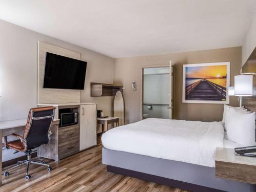 Days Inn by Wyndham Clemsonにあるテレビまたはエンターテインメントセンター