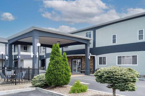 una vista exterior de un edificio con aparcamiento en Days Inn & Suites by Wyndham Niagara Falls/Buffalo, en Niagara Falls