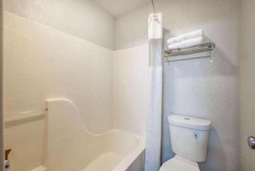 biała łazienka z toaletą i prysznicem w obiekcie Wingate by Wyndham Butte City Center w mieście Butte