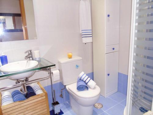 ベレス・マラガにあるA&N Valle-Nizaのバスルーム(白いトイレ、シンク付)