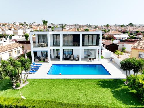 eine Luftansicht eines Hauses mit Pool in der Unterkunft Luxury villa with large swimming pool and outdoor area in San Fulgencio