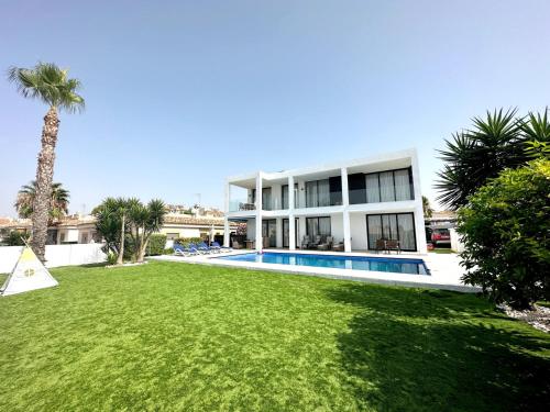 ein großes Haus mit Pool und Hof in der Unterkunft Luxury villa with large swimming pool and outdoor area in San Fulgencio