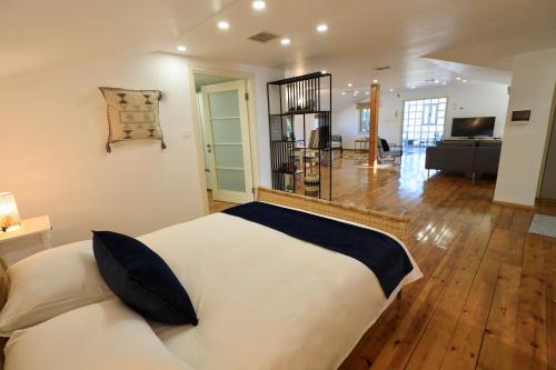 - une chambre avec un grand lit et un salon dans l'établissement The View Penthouse Apartment, à Jérusalem