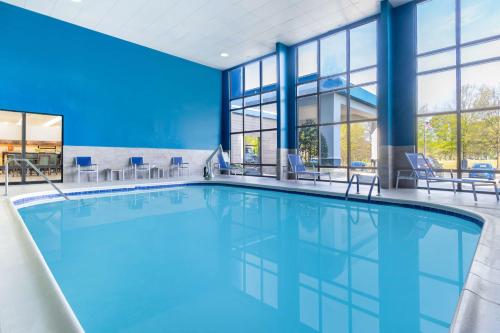 a large swimming pool in a building with windows at Hampton Inn Richmond-Mechanicsville in Mechanicsville