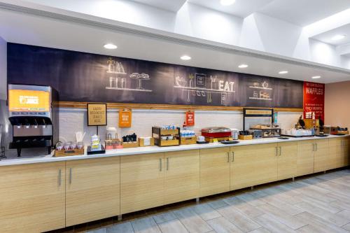 a food counter in a fast food restaurant at Hampton Inn Richmond-Mechanicsville in Mechanicsville