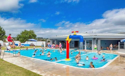 un grupo de personas en una piscina en Hillside Caravan, en Dawlish