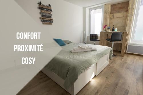 - une chambre avec un lit et une couette verte dans l'établissement #Nouveau#Grand#Charentais#Wifi#Parking#Biendormiracognac, à Cognac