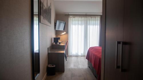a hotel room with a bed and a window at Schaluinenhoeve in Baarle-Nassau