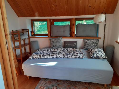 En eller flere senge i et værelse på Ferienhaus mit Blick auf den Grimming