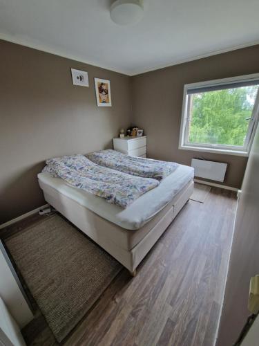 1 dormitorio con cama y ventana en Large apartment - Perfect for Aqua Nor, en Trondheim