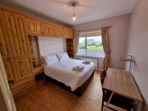 Postel nebo postele na pokoji v ubytování Elemey House