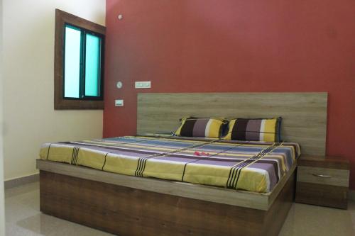 Ein Bett oder Betten in einem Zimmer der Unterkunft SPOT ON Hotel Imperial Crown