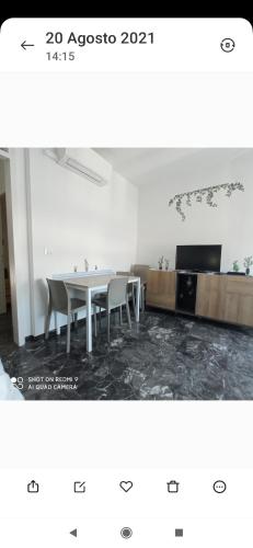 uma sala de jantar branca com uma mesa e cadeiras em Appartamento Verde em Udine