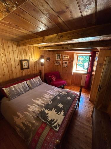 a bedroom with a bed in a log cabin at Appartamento Lo Bou in Valsavarenche